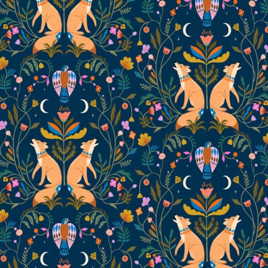 Tissu coton imprimé Desert Moon Dashwood Studio motif animalier et floral des coyottes marron sur un fond bleu nuit entrelacés de fleurs et de végétation mauve rose orange