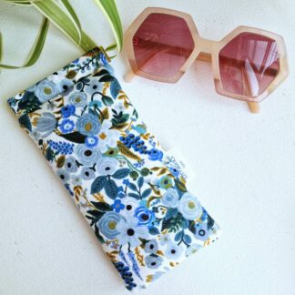 Etui à lunettes molletonné tissu rifle paper co coton imprimé fleurs bleues sur fond ecru