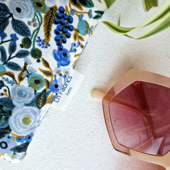 Fabrication française étui à lunettes en tissu molletonné imprimé floral bleu