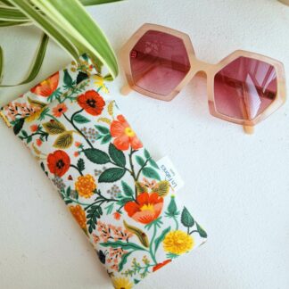 Etui à lunettes molletonné tissu rifle paper co coton imprimé fleurs coquelicots rouge jaune vert sur fond ecru