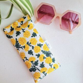 Etui à lunettes molletonné tissu rifle paper co coton imprimé fleurs jaunes vert sur fond écru