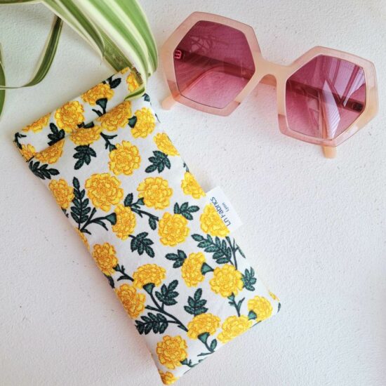 Etui à lunettes molletonné tissu rifle paper co coton imprimé fleurs jaunes vert sur fond écru