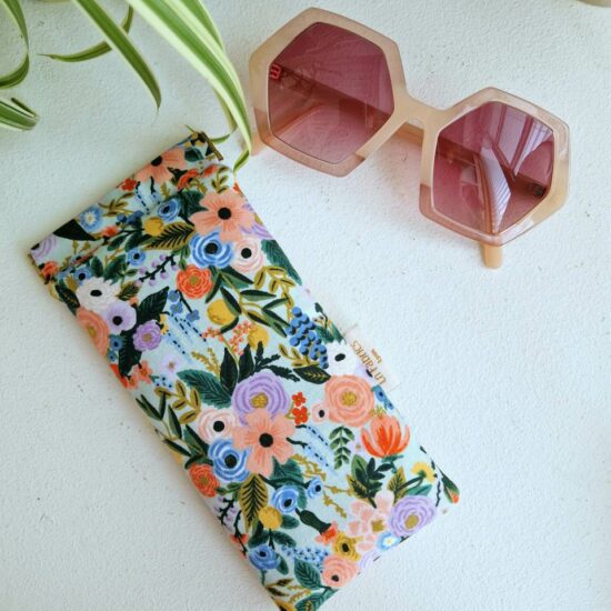 Etui à lunettes molletonné tissu rifle paper co coton imprimé fleurs multicolores pastels
