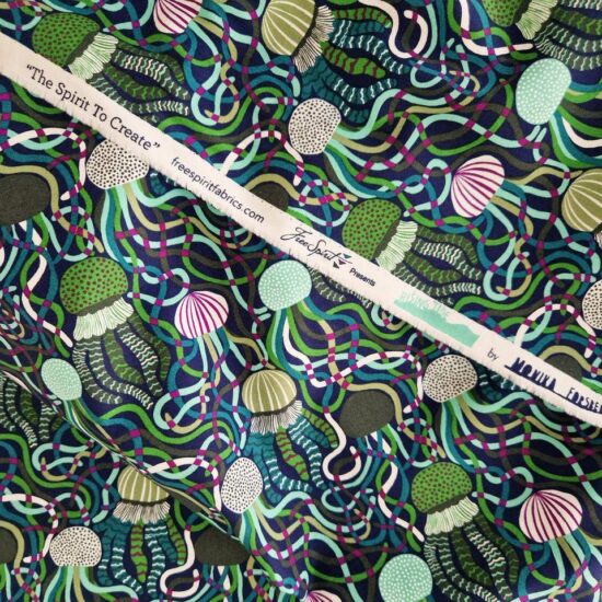 Imprimé coton Rising tide de Monika Forsberg pour Free Spirit des méduses qui s'entremêlent vert mousse et vert lichen violet bleu paon parfait pour la couture créative