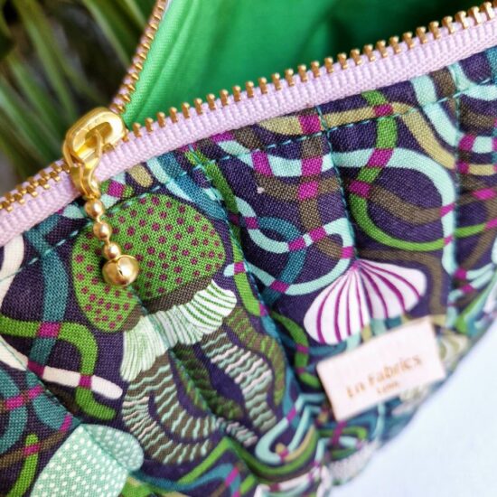 Petit bijou fabrication francaise pour cette trousse de voyage matelassée doublure en coton vert prairie joli zip cuseur chic ruban mauve clair