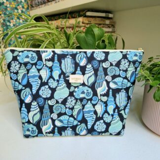 trousse molletonnée en tissu coton imprimé coquillages bleu ciel et blann sur fond bleu nuit