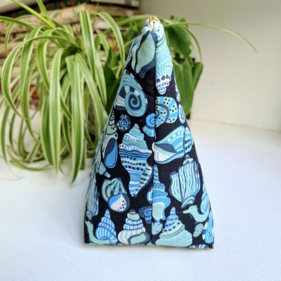Joli volume pour cette trousse en tissu molletonnée imprimé bord de mer avec ses coquillages teintes pastels bleu