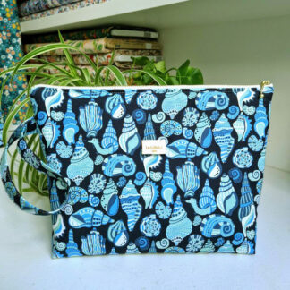trousse grand modèle avec poignée à poche molletonnée en tissu coton imprimé coquillages free spirit Rising Tide fond bleu nuit coquillages pastels bleu