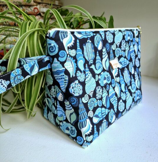 Joli volume pour cette trousse à poignée molletonnée en tissu coton imprimé free spirit marée montante couleurs douces et pastels bleu fond bleu nuit