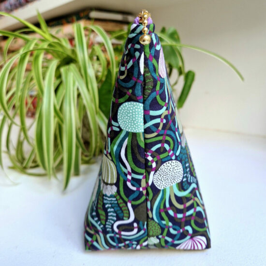 Joli volume pour cette trousse en tissu molletonnée imprimé méduses entrelacées camaieu de vert