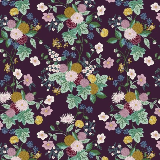 Tissu coton imprimé fleurs collection Dahlia Rifle Paper Co rose mauve vert anis vert tendre écru contrastent sur ce fond prune