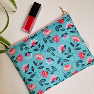 Pochette molletonnée en tissu imprimé floral Dashwood Studio Indian Summer fond turquoise fleurs roses fuschia