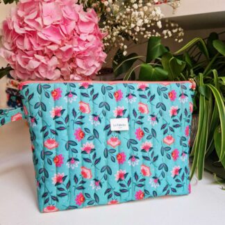 Trousse matelassée en tissu imprimé floral Dashwood Studio Indian Summer fond turquoise fleurs roses fuschia