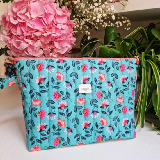 Trousse matelassée en tissu imprimé floral Dashwood Studio Indian Summer fond turquoise fleurs roses fuschia