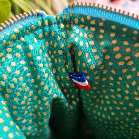 Fabrication française pour cette trousse de toillette ou de voyage en coton imprimé dashwood studio