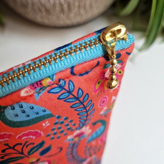 Jolie finition fabrication française pour cette trousse en tissu molletonné imprimé fleurs et paons dashwood studio