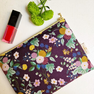 Pochette molletonnée en tissu imprimé floral Rifle Paper Co Dahlia Aubergine fleurs mauve ocre jaune écru feuillage vert sur fond prune