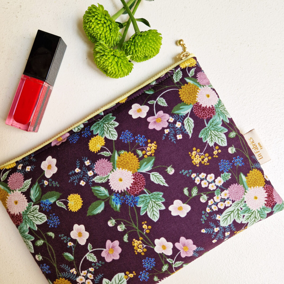 Pochette Bis Dahlia Aubergine Tissu Rifle paper Co Pochette molletonnée en tissu imprimé floral Rifle Paper Co Dahlia Aubergine fleurs mauve ocre jaune écru feuillage vert sur fond prune