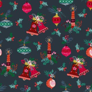 Tissu Candy Cane Dashwood Studio imprimé cloches et boules de Noël rouges et vertes sur un fond gris bleu