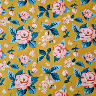 Tissu coton imprimé floral vintage roses rose feuillage vert sur fond ocre jaune