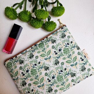 Pochette molletonnée en tissu imprimé métallique doré floral végétal Rifle Paper Co Dahlia fleurs d'artichauts vert sur fond blanc crème