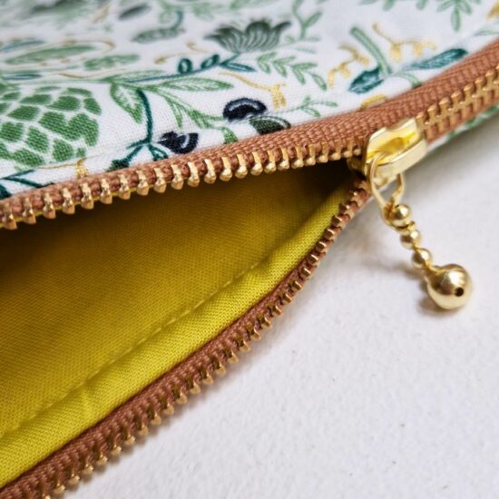 Doublure dashwood studio en coton jaune pickle joli curseur doré triple billes pour cette pochette molletonnée fabrication française