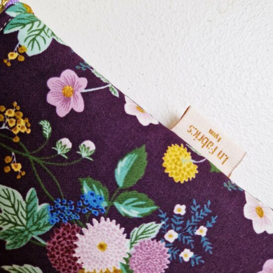 Fabrication française pour cette pochette en tissu imprimé dahlias rifle paper co accessoire indispensable