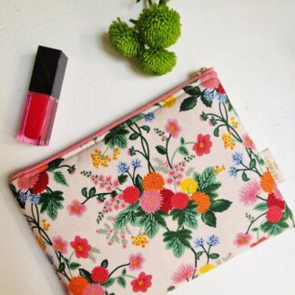 Pochette molletonnée en tissu imprimé floral Rifle Paper Co Dahlia Aubergine fleurs mauve ocre jaune écru feuillage vert sur fond prune