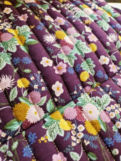 Tissu imprimé Rifle paper Co Dahlia prune matelassé avec du fil or métallisé fabrication française