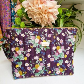 Trousse matelassée en coton Rifle paper Co tissu floral imprimé Dahlia aubergine des fleurs claires écru mauve rose vert jaune sur un fond prune