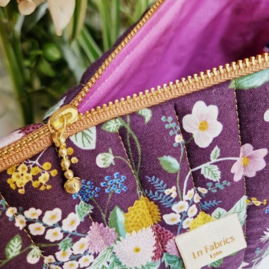 Petit bijou de trousse fabriqué en France trousse de voyage matelassée fil doré doublure en coton rose mauve crocus zip cuseur chic ruban camel