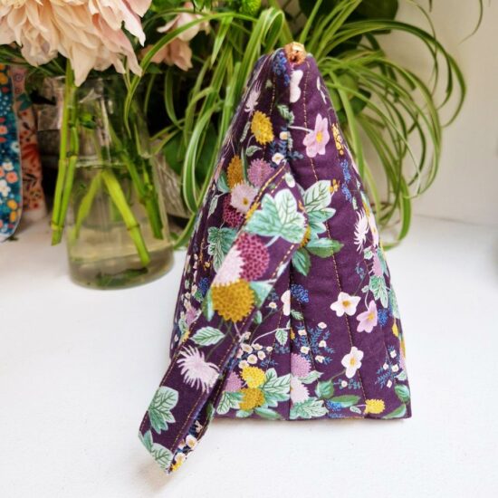 Joli volume pour cette trousse matelassée avec du fil doré poignée en coton tissu Rifle Paper Co imprimé Dahlia