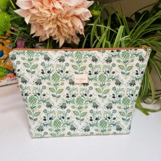Trousse molletonnée en tissu imprimé floral et végétal Rifle Paper Co Dahlia entrelac graphique de végétal et fleurs d'artichauts vert sur fond blanc éclats dorés métallisés