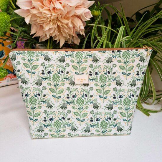Trousse molletonnée en tissu imprimé floral et végétal Rifle Paper Co Dahlia entrelac graphique de végétal et fleurs d'artichauts vert sur fond blanc éclats dorés métallisés