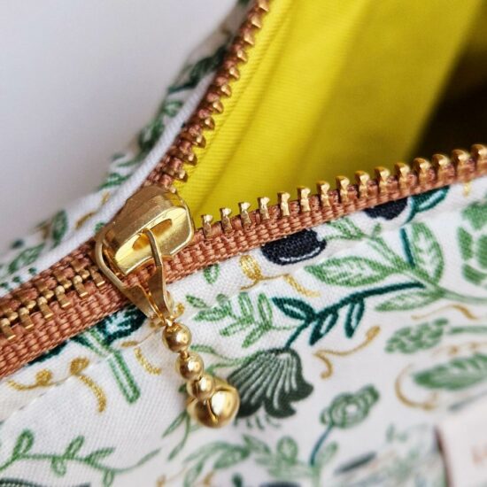 Trousse molletonnée fabriquée en France avec une doublure dashwood studio en coton jaune pickle joli zip ruban caramel curseur doré triple billes