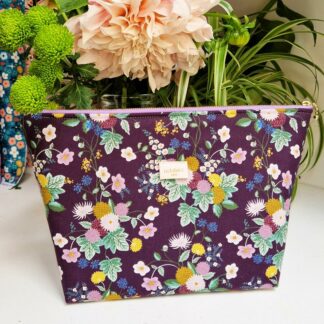 Trousse molletonnée en tissu imprimé fleurs rifle Paper Co Dahlia les bouquets de fleurs roses mauves écrus ocre jaune feuillage vert sur un fond prune