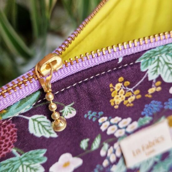 Trousse molletonnée fabriquée en France avec une doublure dashwood studio en coton jaune pickle joli zip ruban lilas curseur doré triple billes