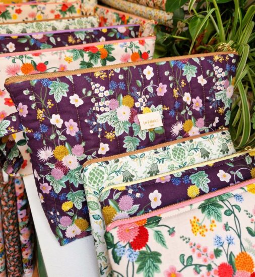 Trousses molletonnées etmatelassées en tissu imprimé fleurs Dahlia Rifle paper co