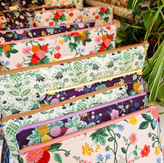 Trousses molletonnées et matelassées en tissu imprimé fleurs Dahlia Rifle paper co
