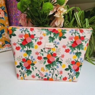Trousse molletonnée en tissu imprimé fleurs rifle Paper Co Dahlia les bouquets de dahlias multicolores rose corail rouge roses mauves écrus ocre jaune feuillage vert sur un fond crème