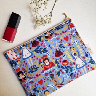 Pochette molletonnée en tissu imprimé Rifle paper Co wonderland ou Alice au Pays des merveilles bleu lavande