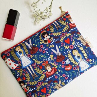 Pochette molletonnée en tissu imprimé Rifle paper Co wonderland ou Alice au Pays des merveilles bleu nuit