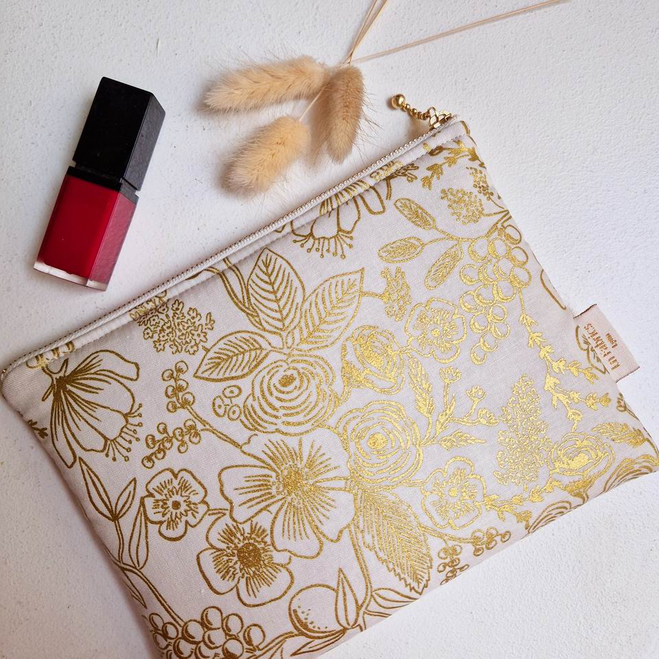 Resize of Pochette Holiday Classics Fleurs Ecru Or1 Tissu Rifle Paper Co Pochette molletonnée en tissu imprimé floral Rifle paper Co or écru