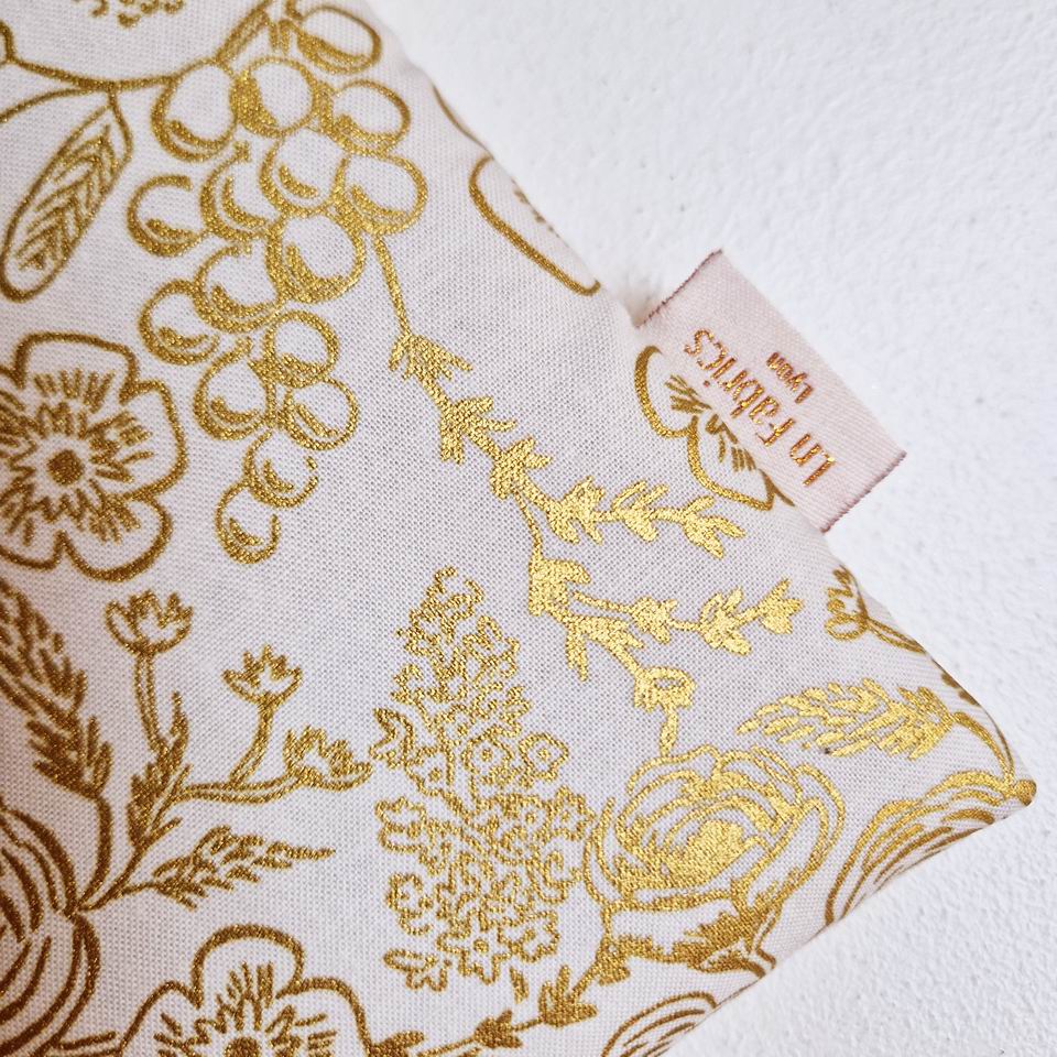 Resize of Pochette Holiday Classics Fleurs Ecru Or3 Tissu Rifle Paper Co Fabrication française pour cette trousse molletonnée en tissu coton imprimé fleurs dorées métallisées sur fond écru