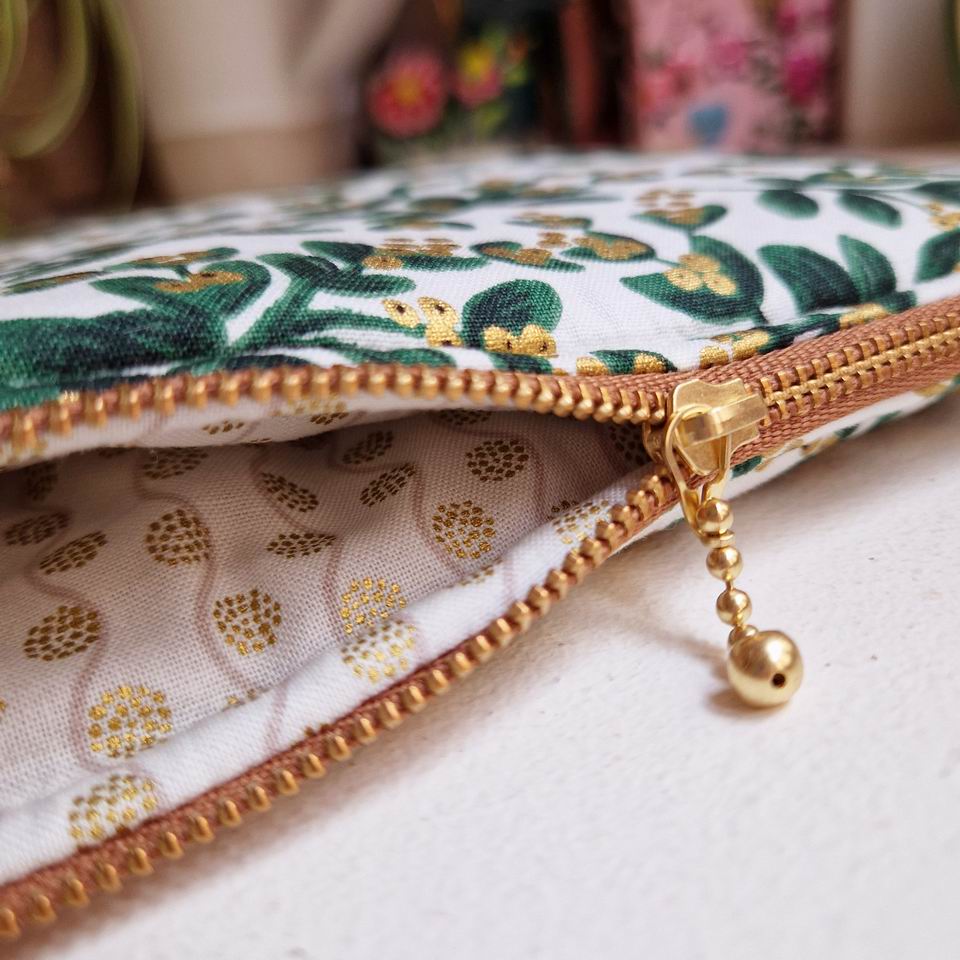 Resize of Pochette Holiday Classics Gui Or2 Tissu Rifle Paper Co Jolies finition pour cette pochette molletonnée avec une doublure raffinée en coton imprimé mini motifs dorés rifle paper co