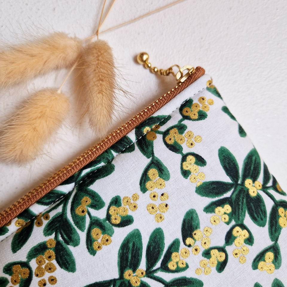 Resize of Pochette Holiday Classics Gui Or3 Tissu Rifle Paper Co Pochette en tissu imprimé rifle paper co holiday classics boules de gui doré métallisé sur fond blan feuillage vert