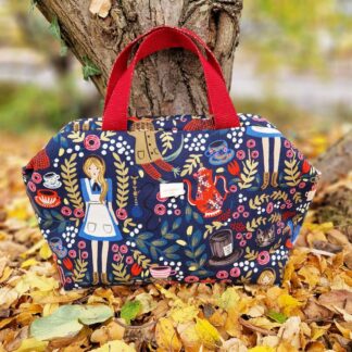 Sac à projet clap clap molletonné en tissu canvas coton et lin Rifle Paper Co imprimé Alice Wonderland rouge marine blanc doré sur fond bleu nuit