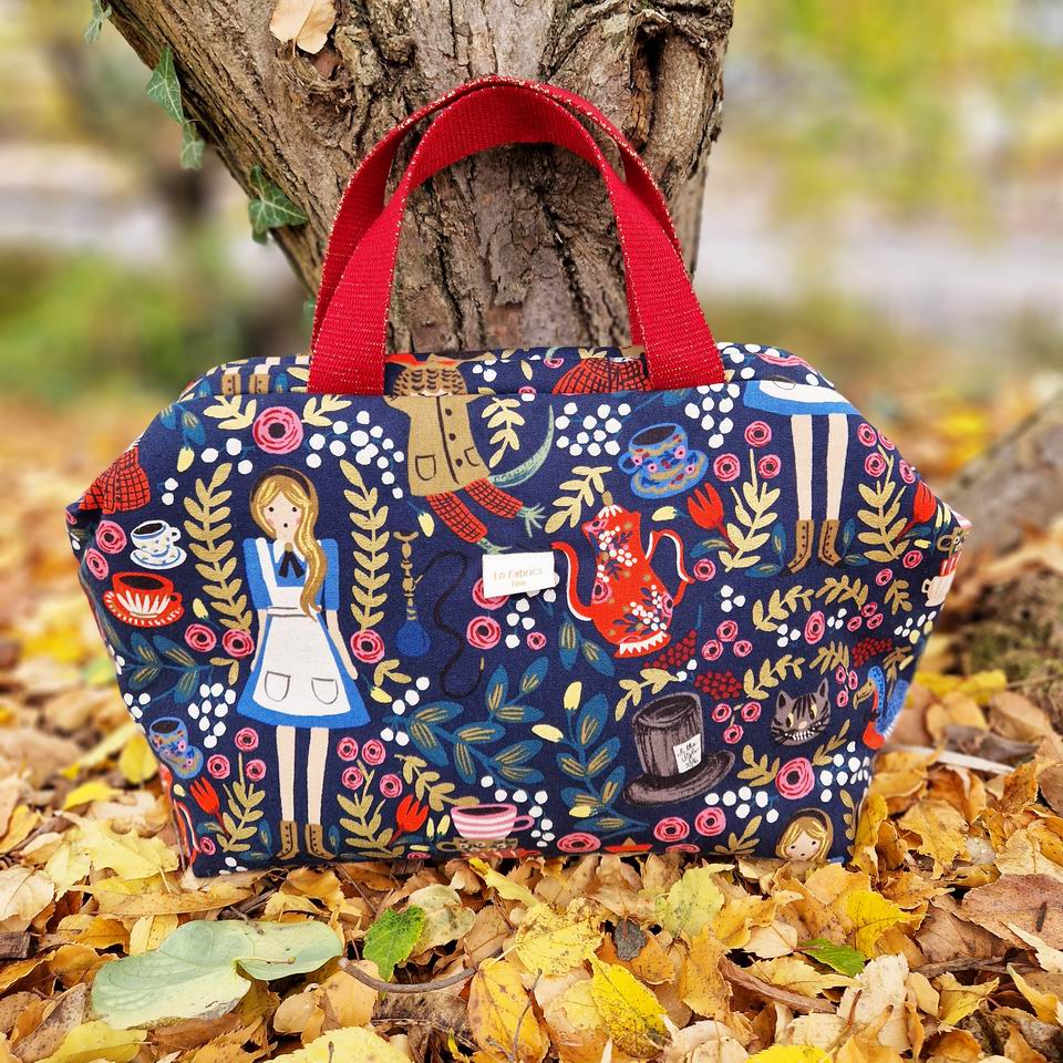 Resize of Sac Clap Clap Canvas Alice Bleu Nuit1 Tissu Rifle Paper Co Sac à projet clap clap molletonné en tissu canvas coton et lin Rifle Paper Co imprimé Alice Wonderland rouge marine blanc doré sur fond bleu nuit