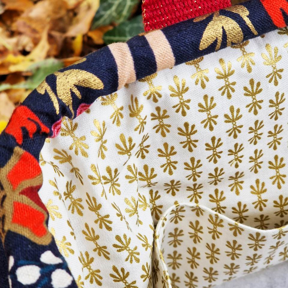 Resize of Sac Clap Clap Canvas Alice Bleu Nuit2 Tissu Rifle Paper Co Multi poches pour ce sac à projets tricot clap clap Wonderland Rifle Paper Co, la doublure est en coton Rifle Paper Co imprimée mini motifs graphiques géométriques métallisé or sur fond écru