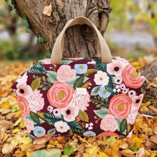 Sac à projet clap clap molletonné en tissu canvas coton et lin Rifle Paper Co imprimé floral English Garden fleurs rose nude corail et feuillage vert sur fond rouge bordeaux